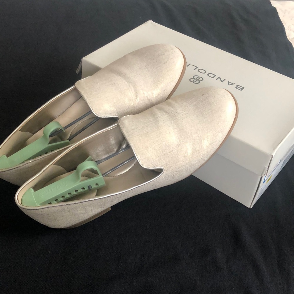 Bandolino gold toned loafer, size 9